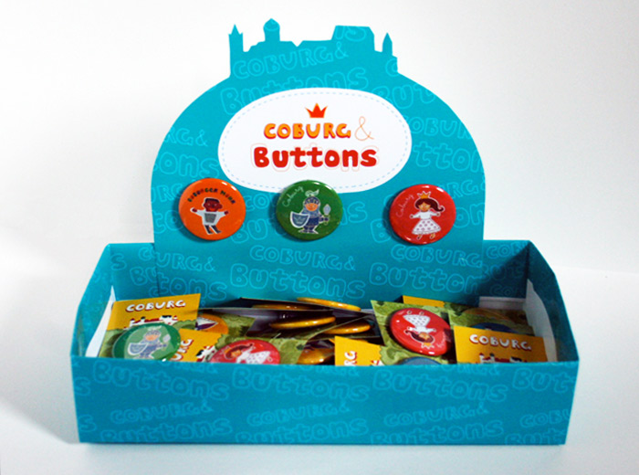 Farbenfrohe Coburg-Buttons auf gestalteten Karten
